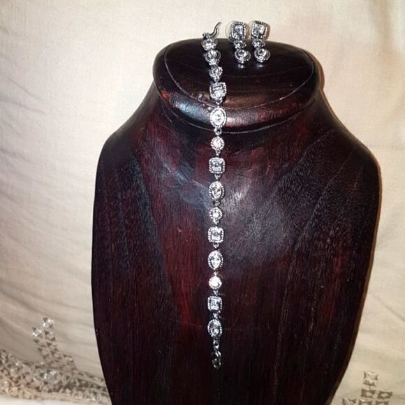 2 pc Silver tone crystal earring and bracelet set.  Never used - Picture 3 of 9